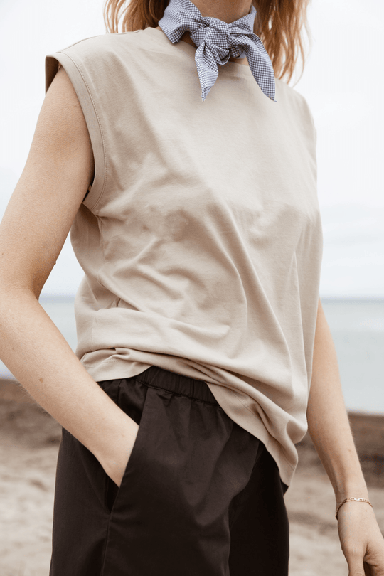 SLOANE T-SHIRT - BEIGE – Studio Feder